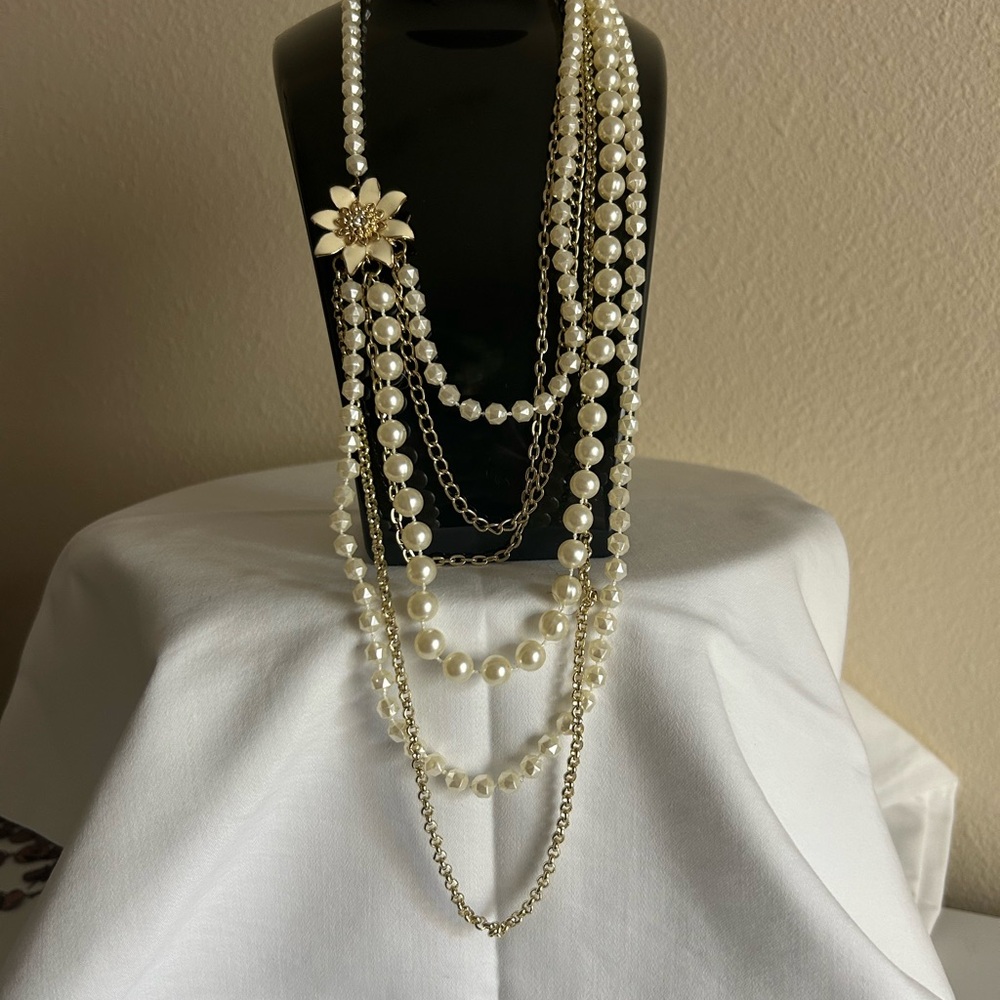 Elegant Pearl and Gold Flower Necklace